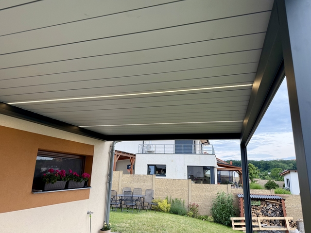 Pergola ve večerním světle – nasvícené lamely