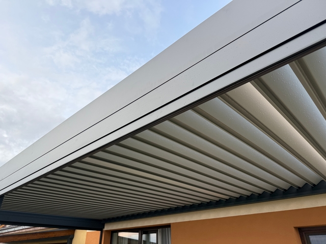 Pergola z boku s částečně otevřenými lamelami