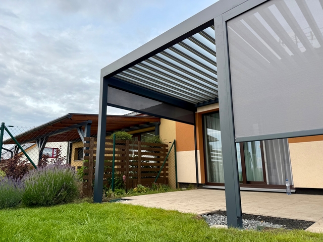 Pergola s vysunutou boční roletou pro stín