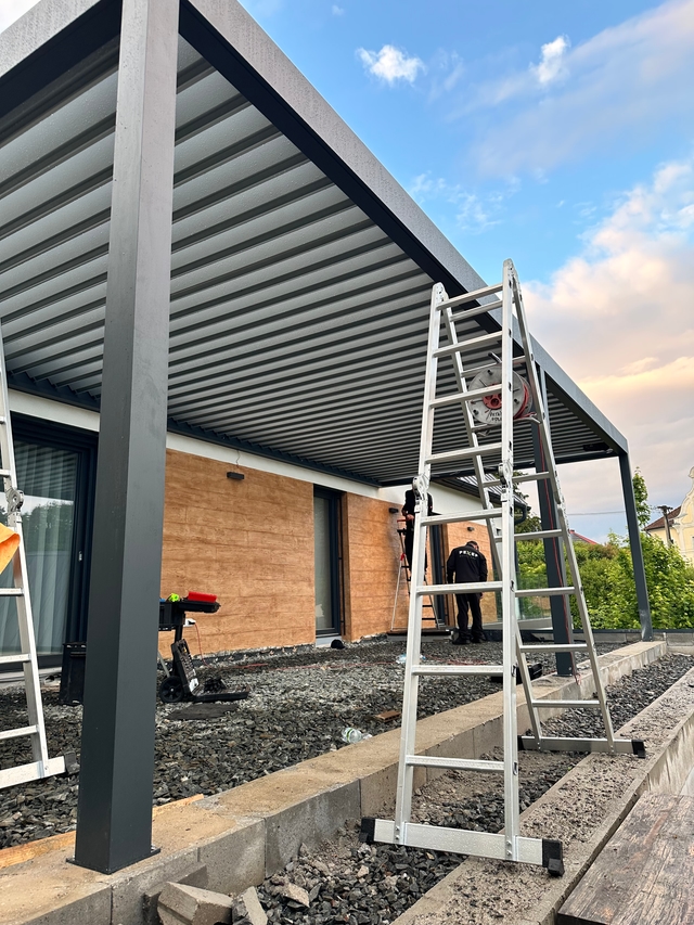 Čelní pohled na pergolu 8,5 × 4 m