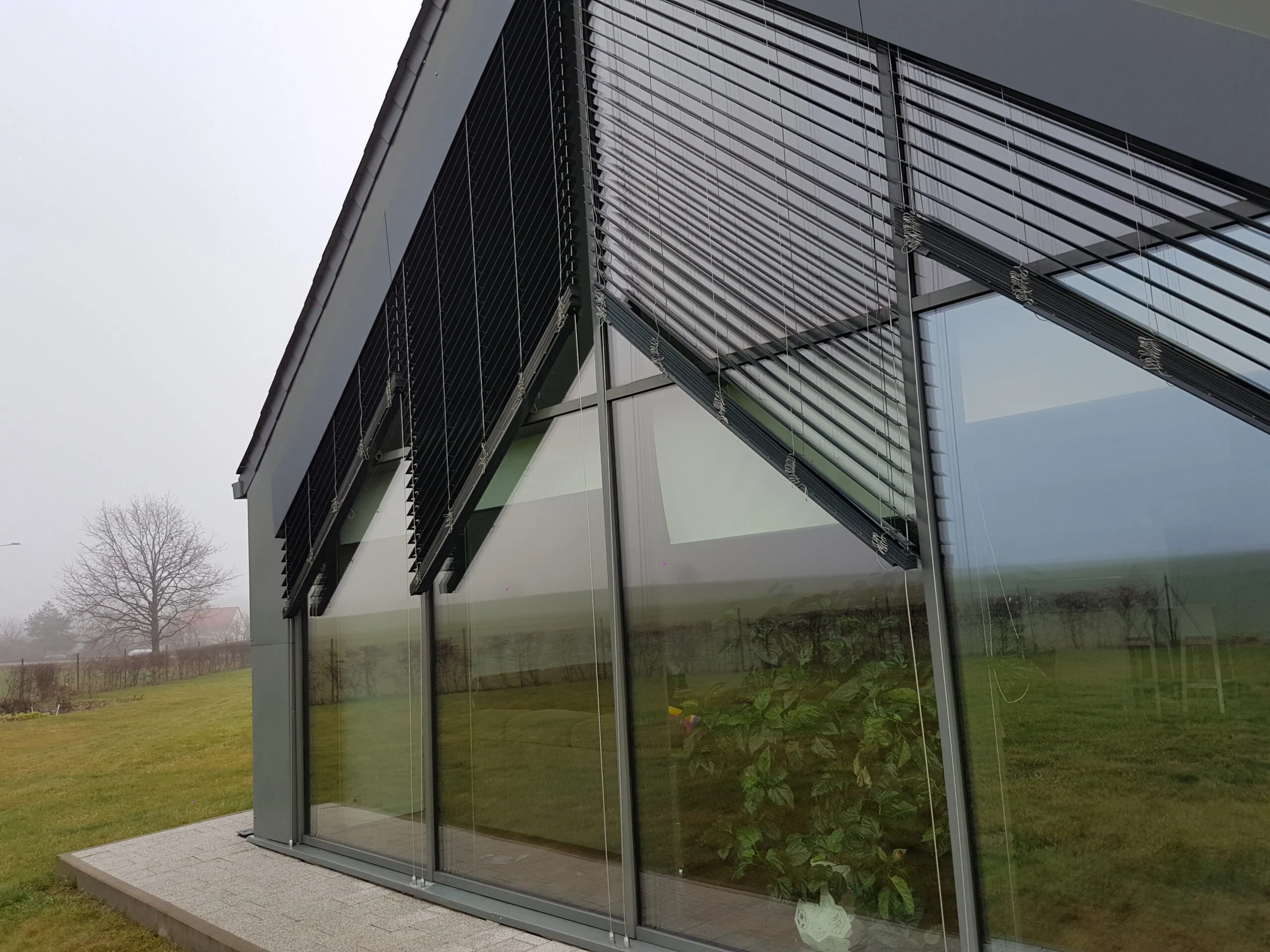Detail venkovních žaluzií CETTA 80F TE