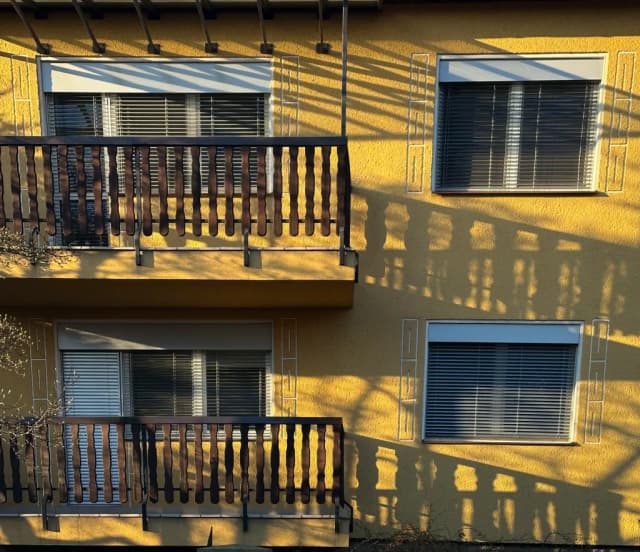 Instalace předokenních žaluzií pro salon DERMA IN - pohled 1