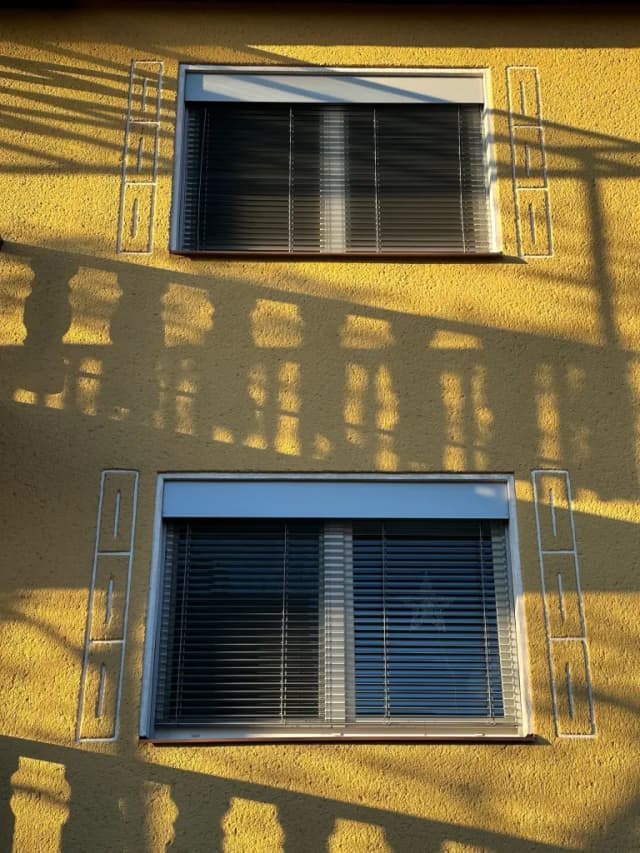 Instalace předokenních žaluzií pro salon DERMA IN - pohled 2