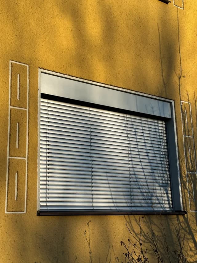 Instalace předokenních žaluzií pro salon DERMA IN - detail 2