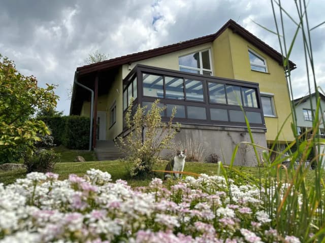 Sezónní zimní zahrada se screenovými roletami - pohled 1