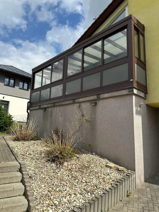 Sezónní zimní zahrada se screenovými roletami - pohled 2