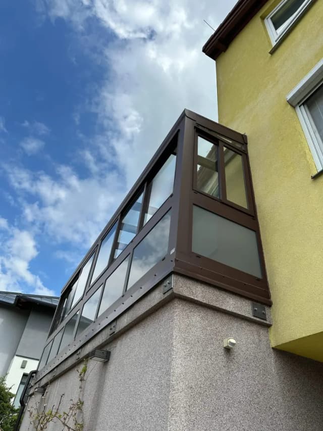 Sezónní zimní zahrada se screenovými roletami - pohled 3