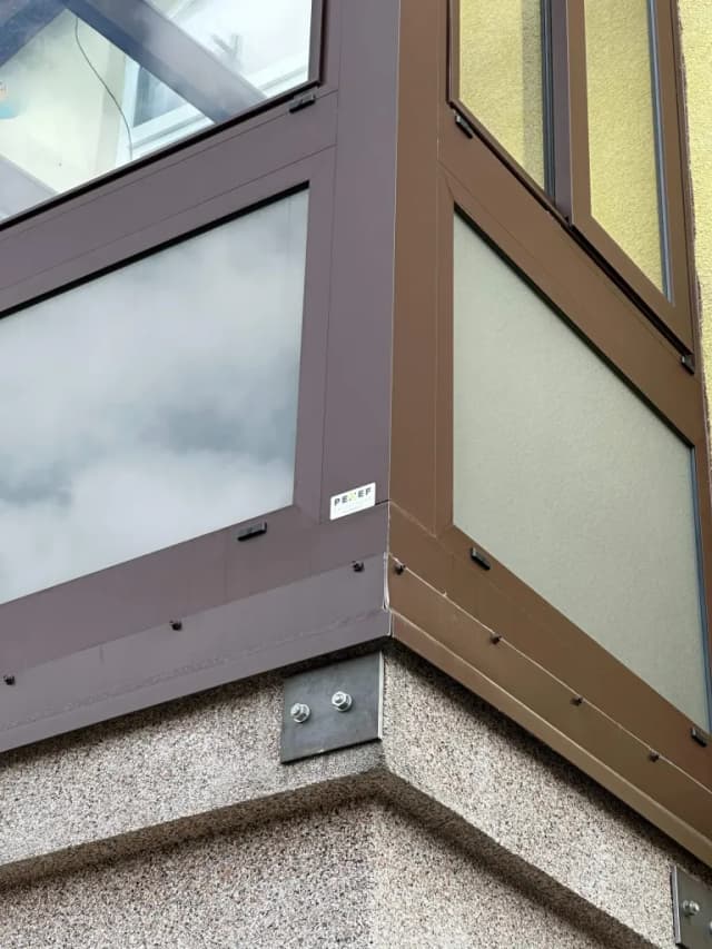 Sezónní zimní zahrada se screenovými roletami - detail 1