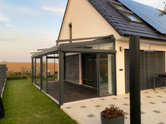 Sezónní zimní zahrada se screenovými roletami - pohled 3