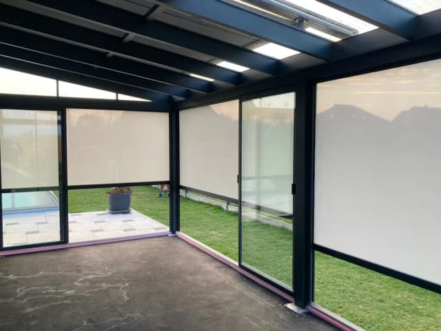 Sezónní zimní zahrada se screenovými roletami - detail 2