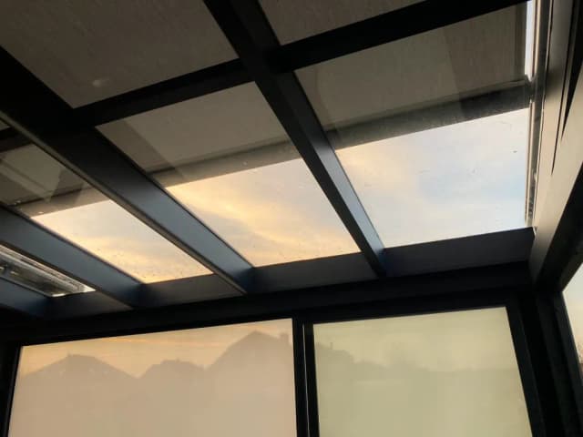 Sezónní zimní zahrada se screenovými roletami - detail 4