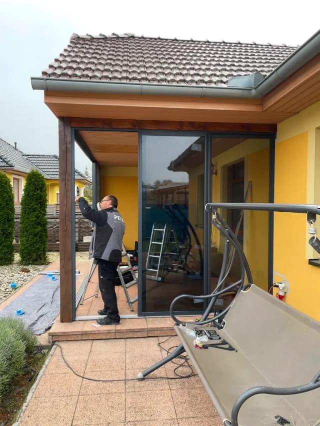 Posuvné hliníkové zasklení verandy - pohled 2