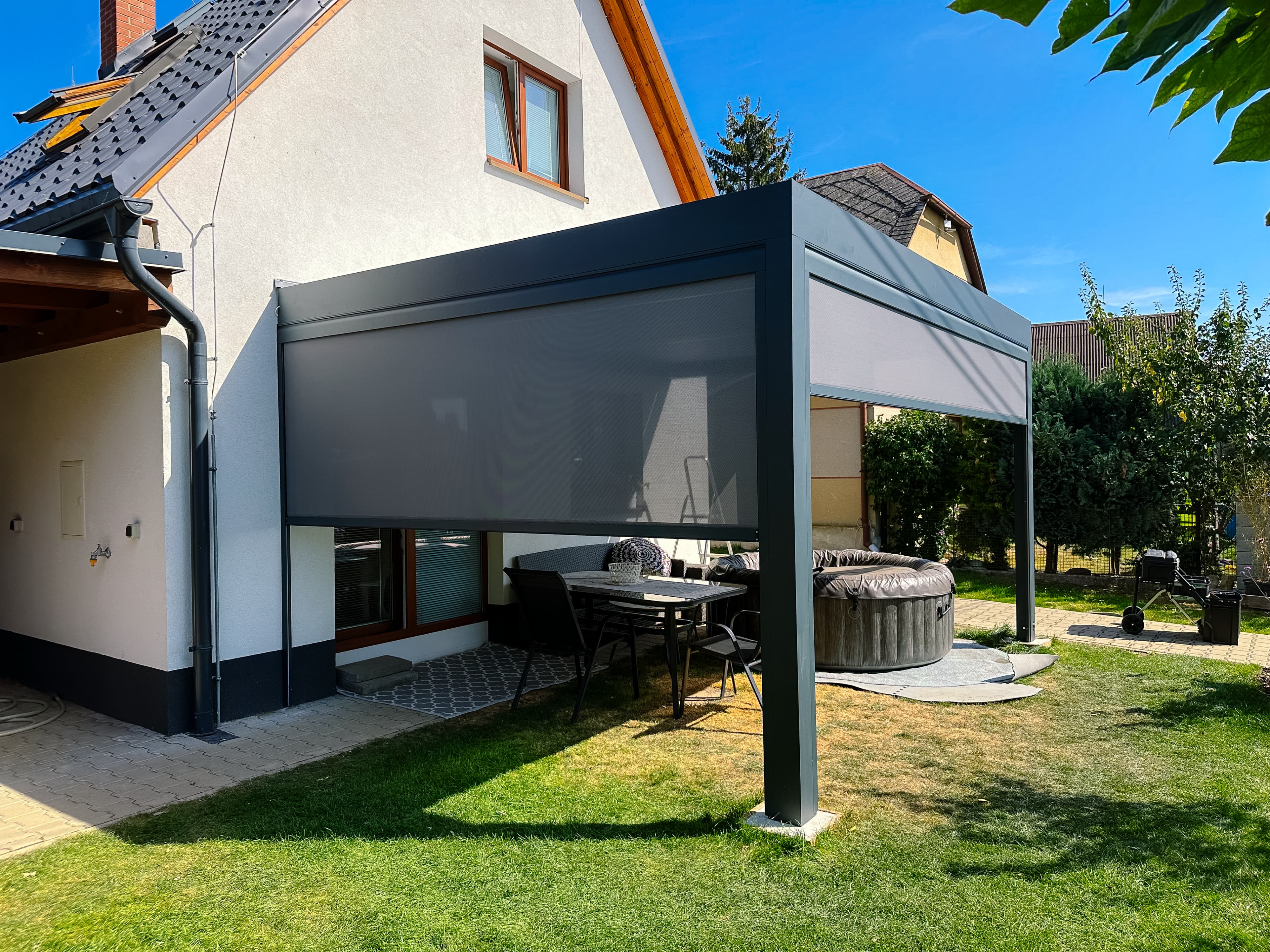 Bioklimatická hliníková pergola PENEF na terase rodinného domu