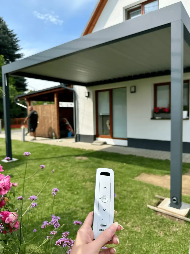 Realizace bioklimatické pergoly se screenovými roletami.