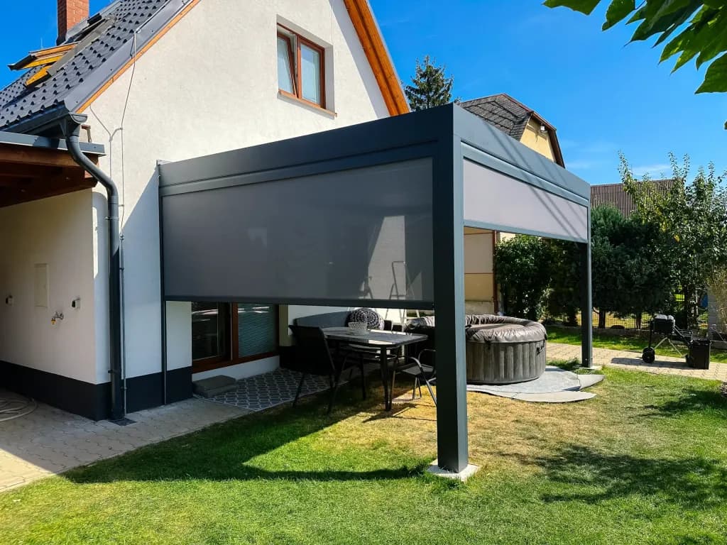 Realizace bioklimatické pergoly se screenovými roletami.