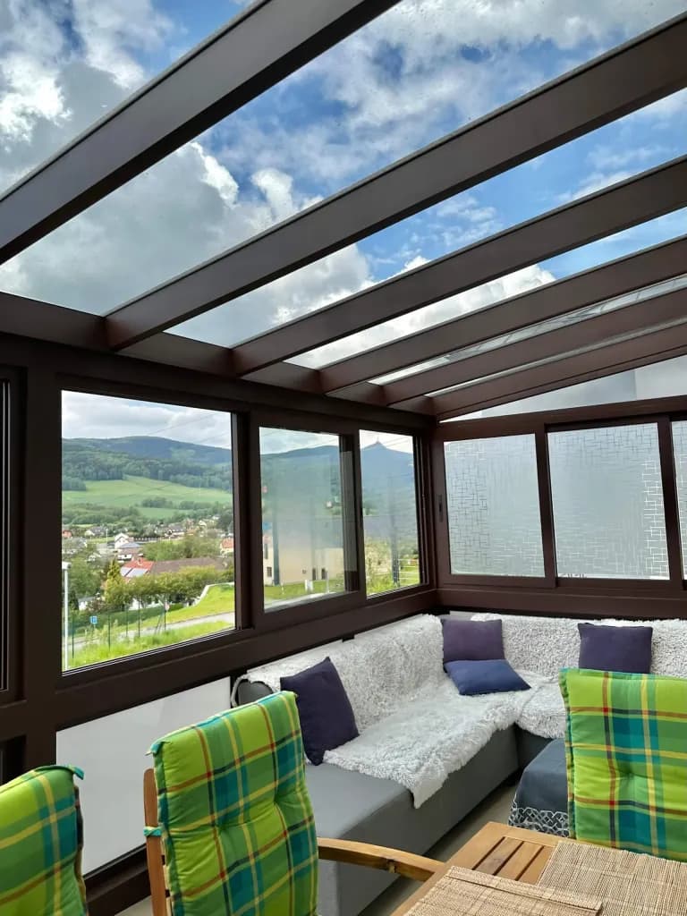 Realizace sezónní zimní zahrady se screenovými roletami (Liberec).