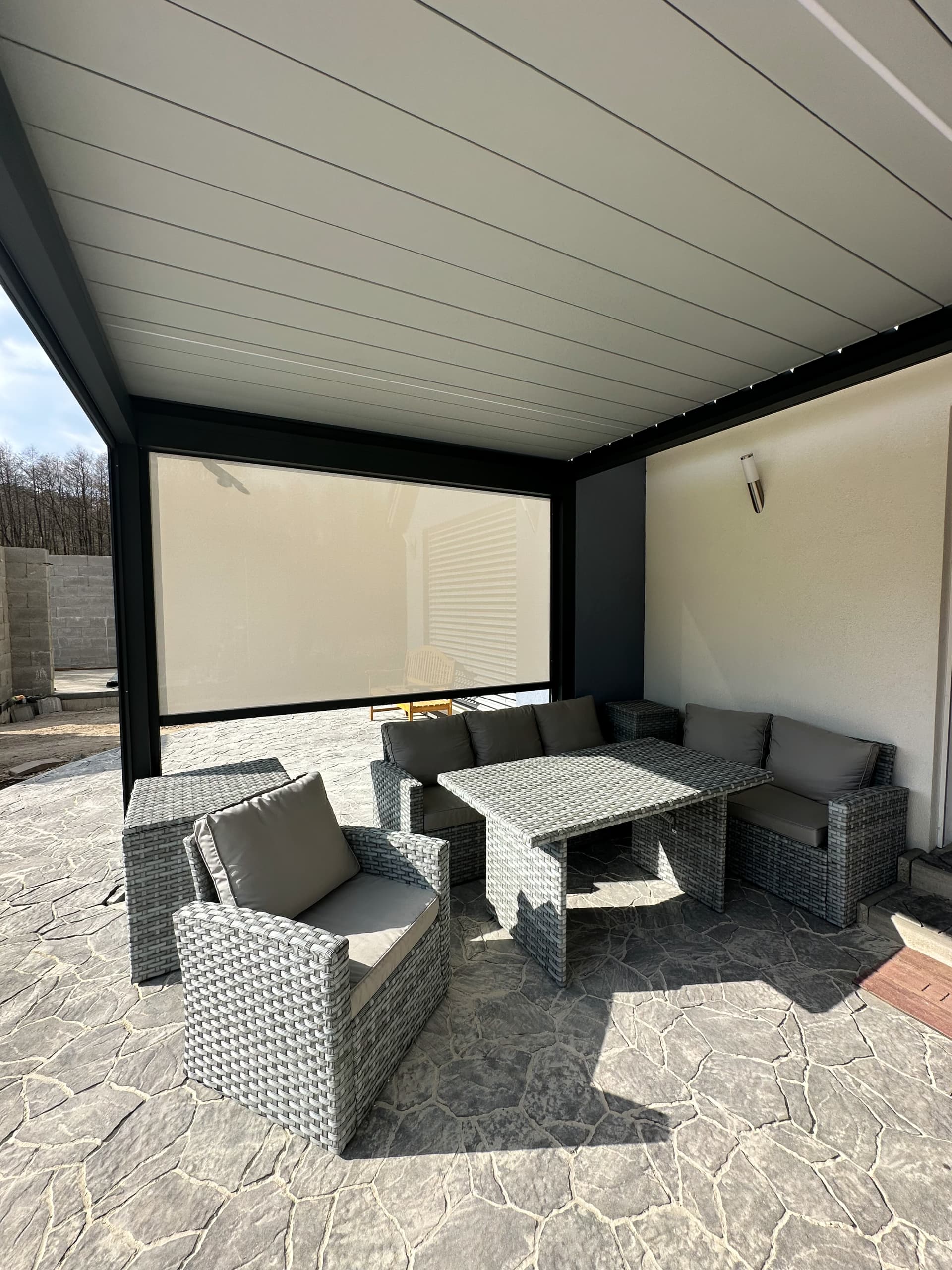 Bioklimatická pergola se screenovými roletami