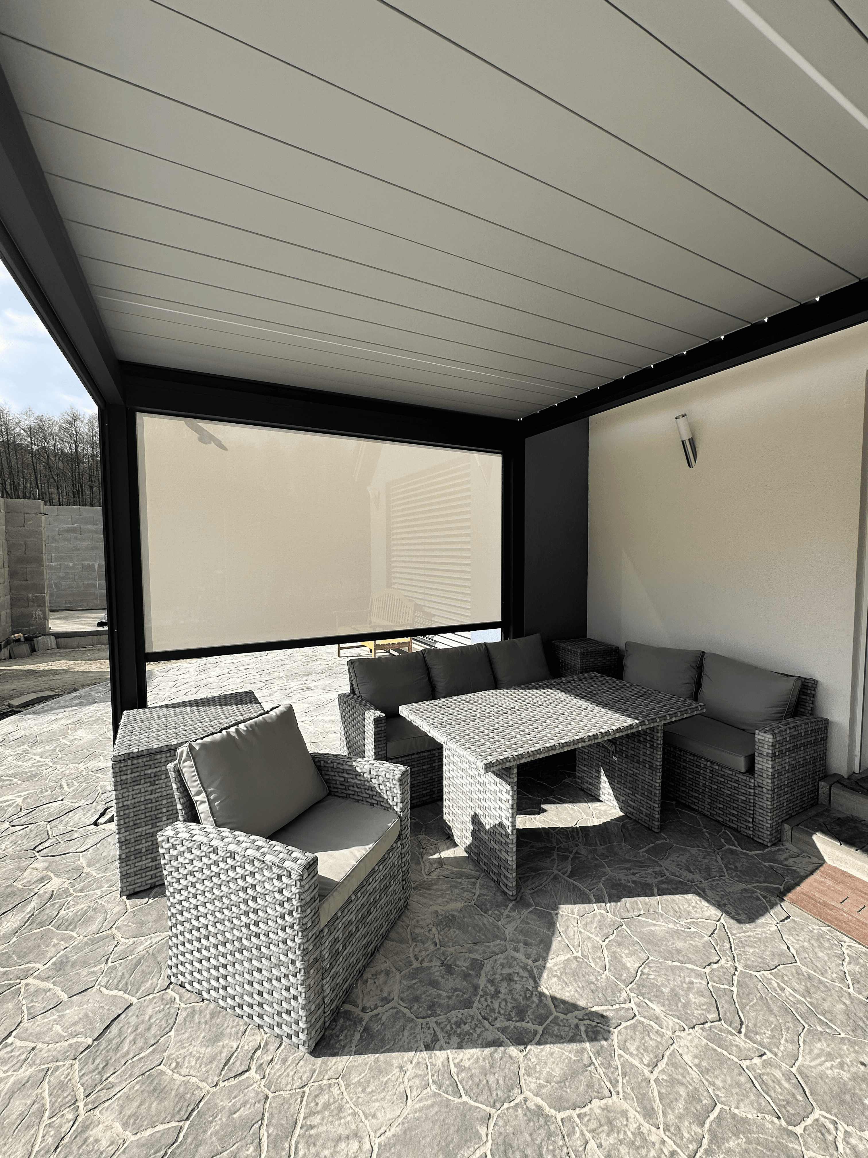 Realizace bioklimatické pergoly se screenovými roletami