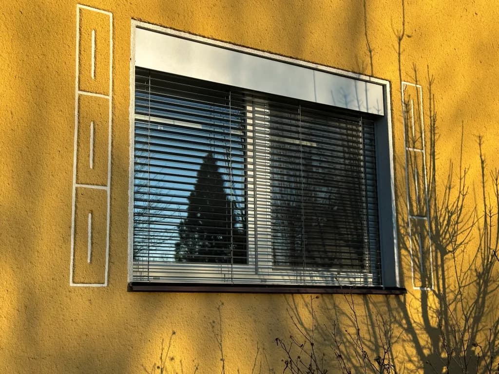 Předokenní žaluzie pro salón Derma IN