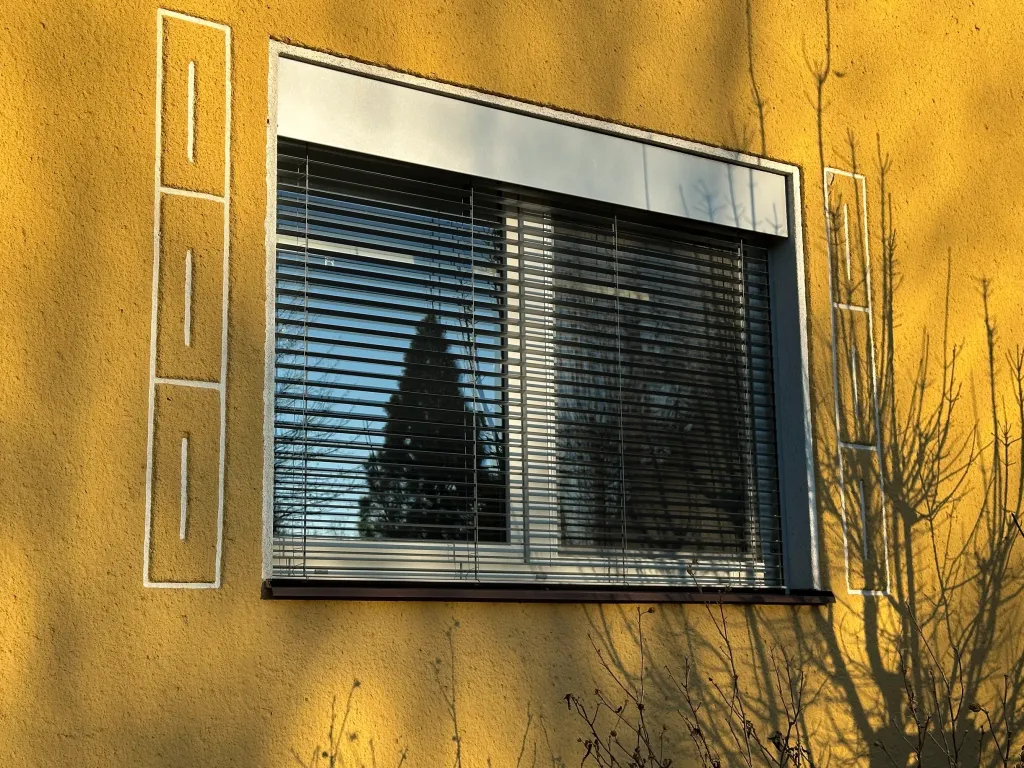 Předokenní žaluzie pro salón Derma IN
