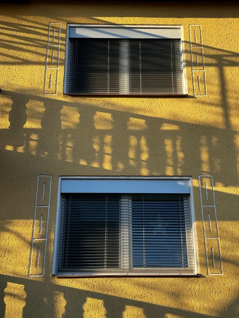 Instalace předokenních žaluzií pro salon DERMA IN - pohled 2