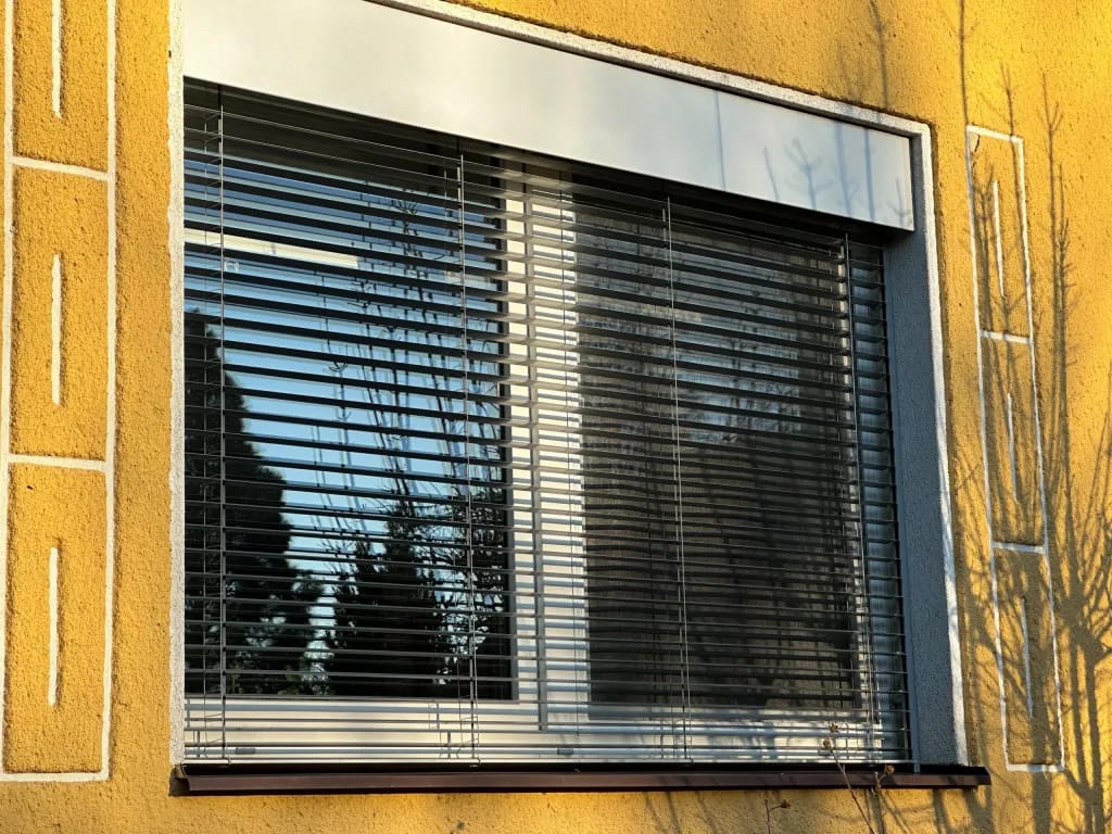 Instalace předokenních žaluzií pro salon DERMA IN - detail 1