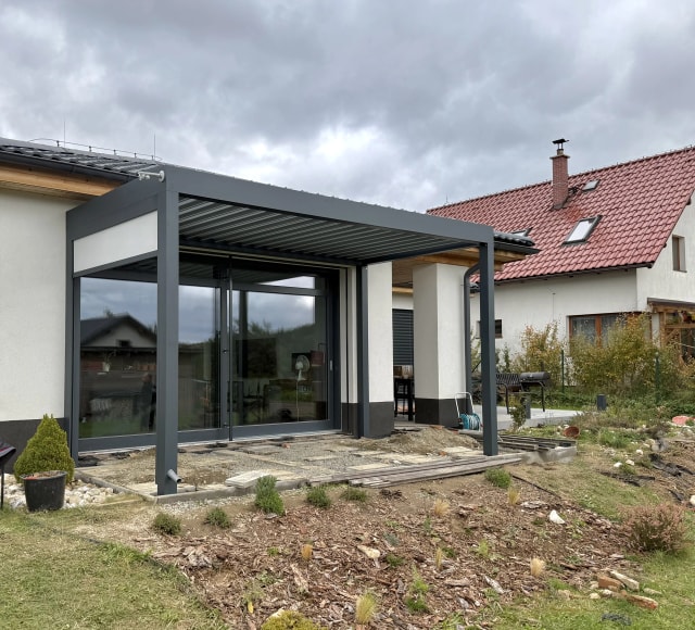 Realizace bioklimatické pergoly – pohled 1