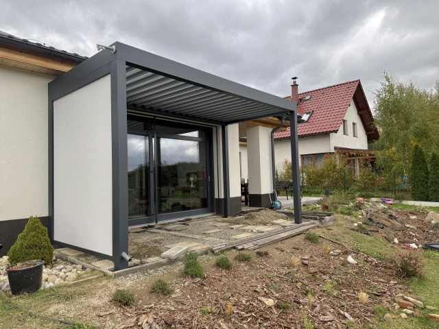 Realizace bioklimatické pergoly – pohled 2