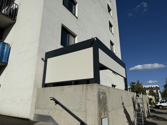 Realizace bioklimatické pergoly se screenovými roletami – pohled 1