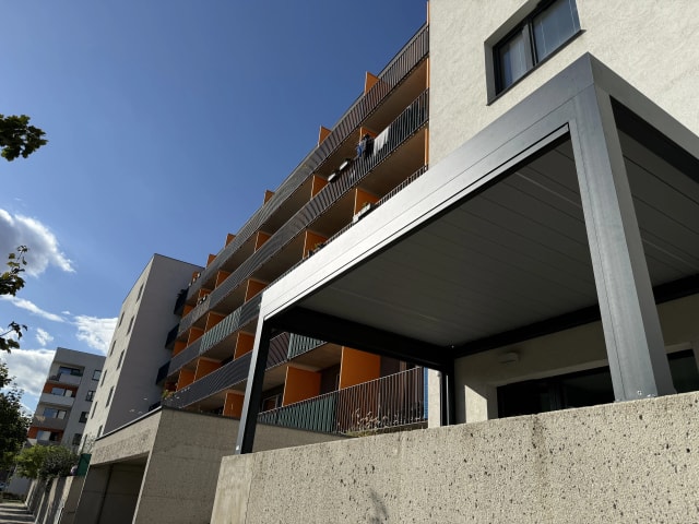 Realizace bioklimatické pergoly se screenovými roletami – pohled 2