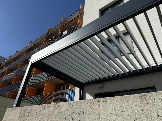 Realizace bioklimatické pergoly se screenovými roletami – pohled 3