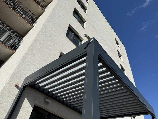 Realizace bioklimatické pergoly se screenovými roletami – detail 1