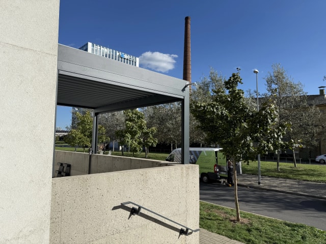 Realizace bioklimatické pergoly se screenovými roletami – detail 2