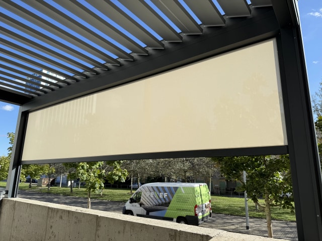 Realizace bioklimatické pergoly se screenovými roletami – detail 3