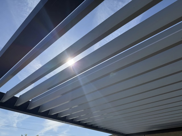 Realizace bioklimatické pergoly se screenovými roletami – detail 4