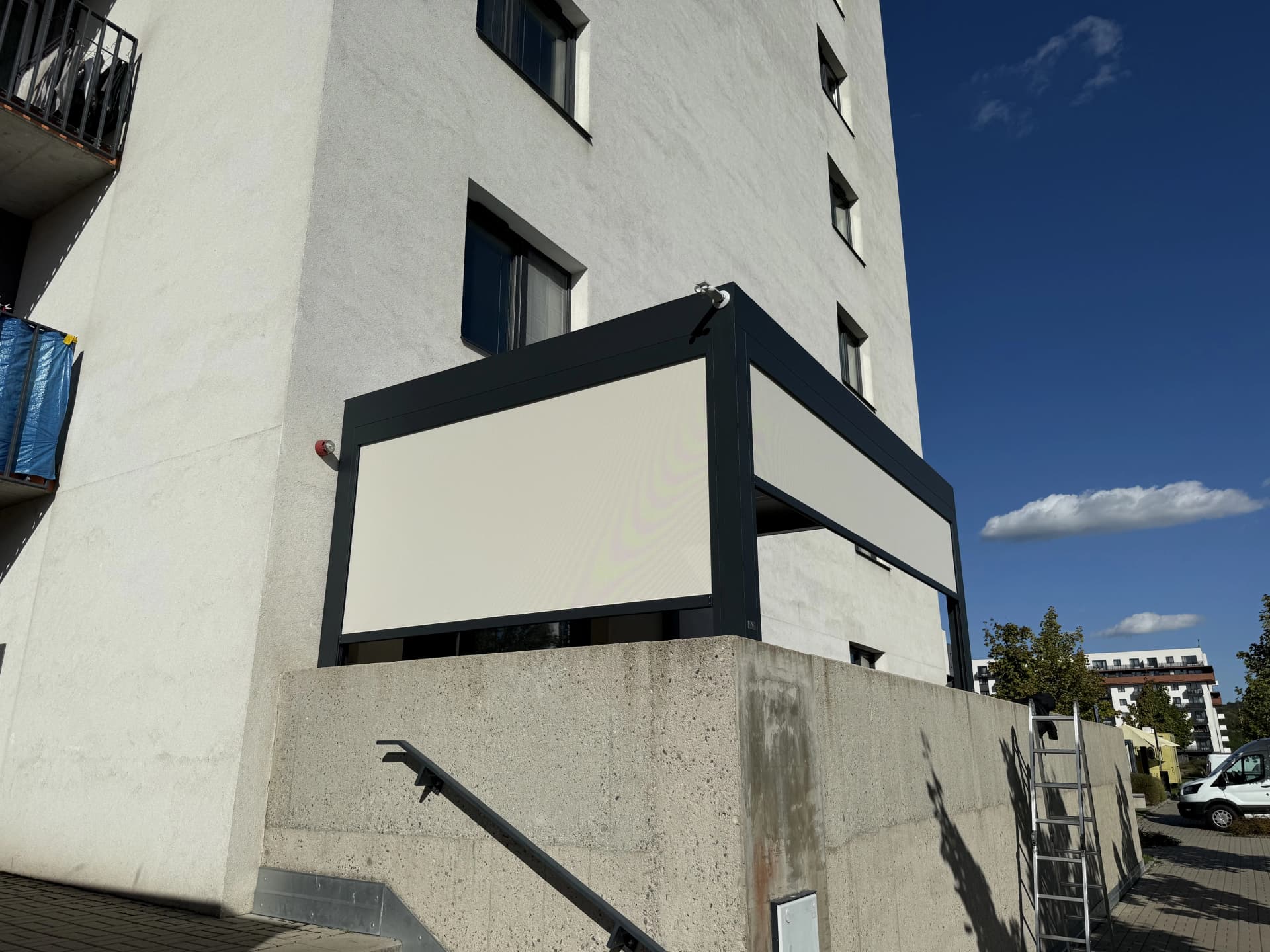 Bioklimatická pergola se screenovými roletami