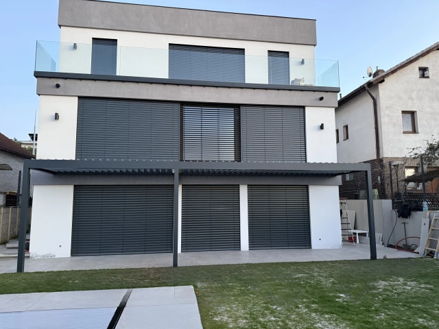 Bioklimatická pergola v Praze – fotografie realizace 7