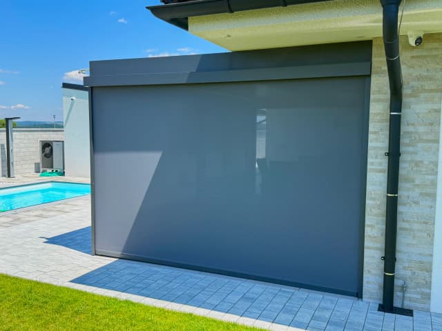 Pergola u bazénu s pomocnou konstrukcí pro nestandardní kotvení