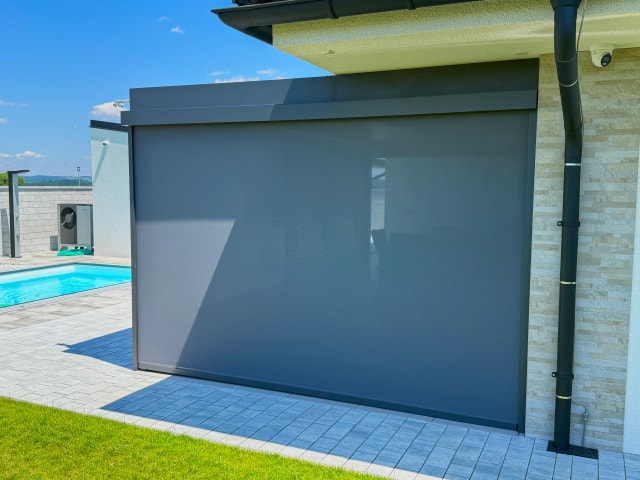 Pergola u bazénu s pomocnou konstrukcí pro nestandardní kotvení
