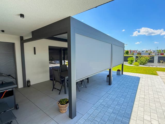 Moderní pergola s bílými lamelami a tmavou konstrukcí