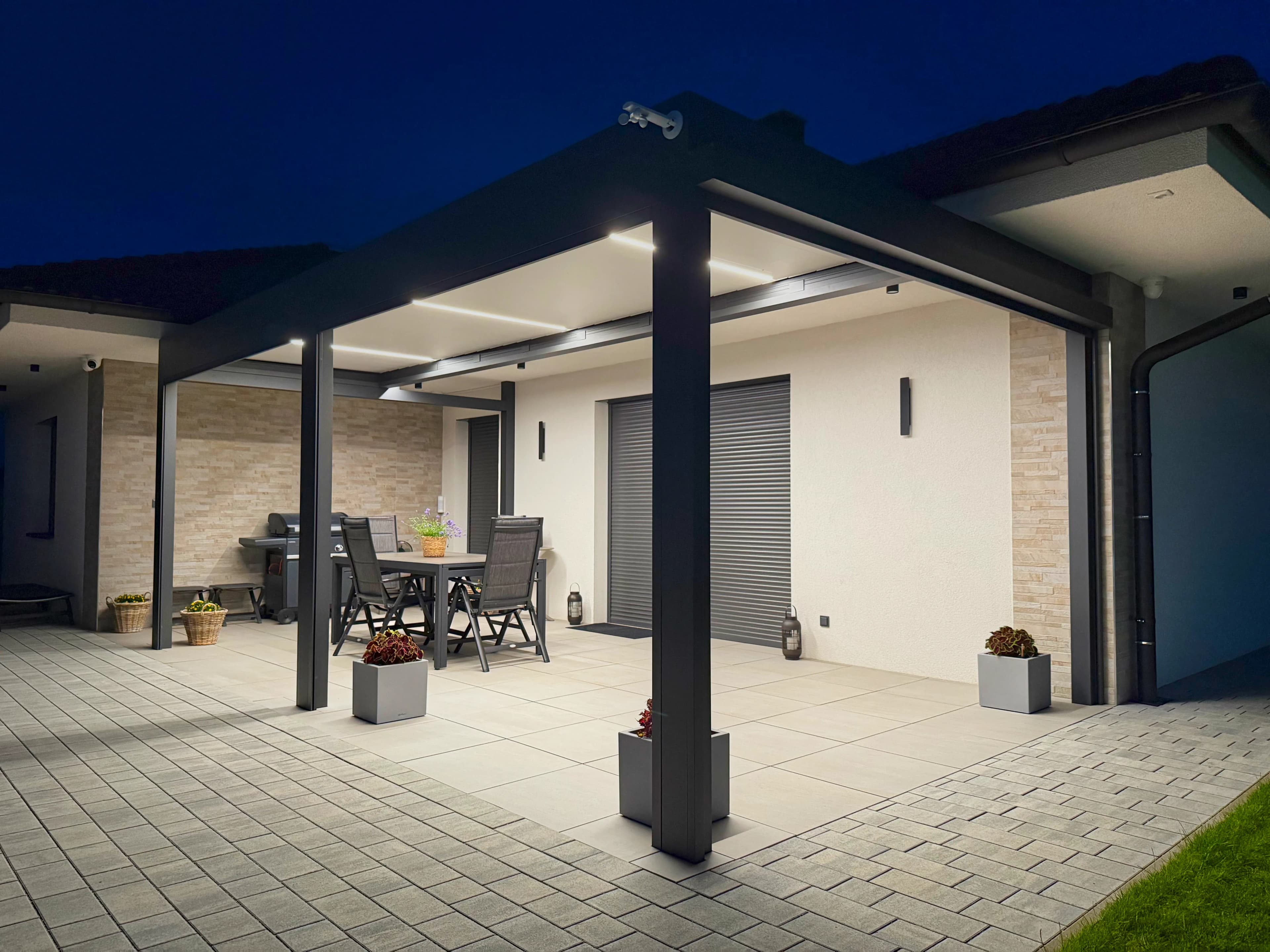 Bioklimatická pergola PENEF s LED osvětlením večer
