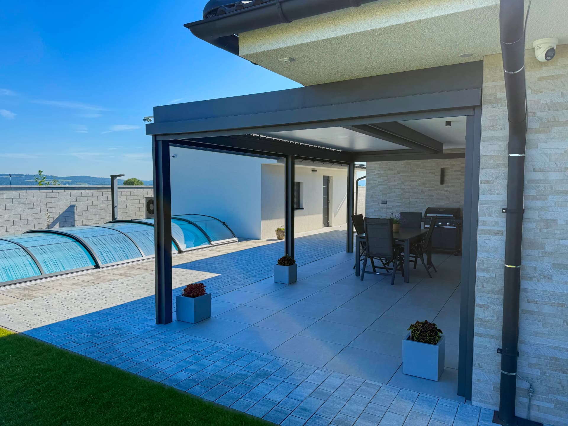 Bioklimatická pergola na míru u rodinného domu a bazénu