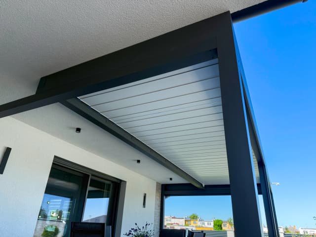 Bioklimatická pergola v Klatovech – detail terasy 1