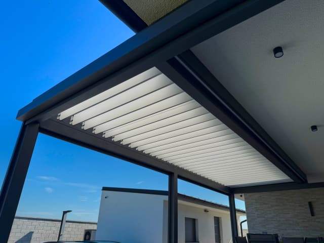 Bioklimatická pergola v Klatovech – pohled na pergolu a zahradu 1