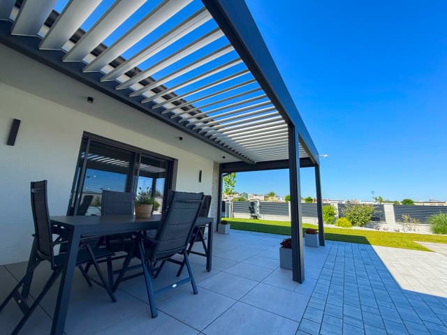 Bioklimatická pergola v Klatovech – pohled na pergolu a zahradu 2