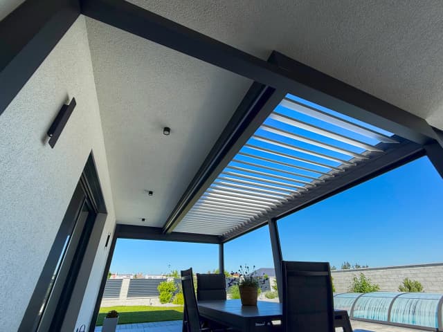 Bioklimatická pergola v Klatovech – detail bílých lamel 2