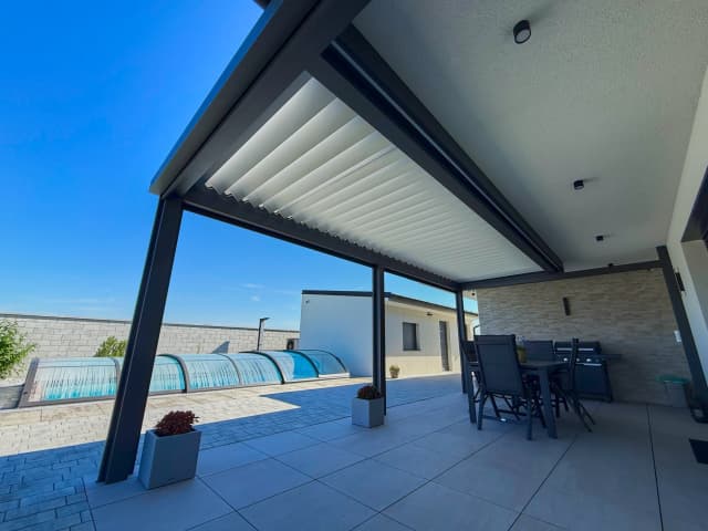 Bioklimatická pergola v Klatovech – detail bílých lamel 3