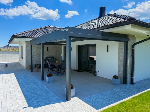 Bioklimatická pergola v Klatovech – terasa pod pergolou 1