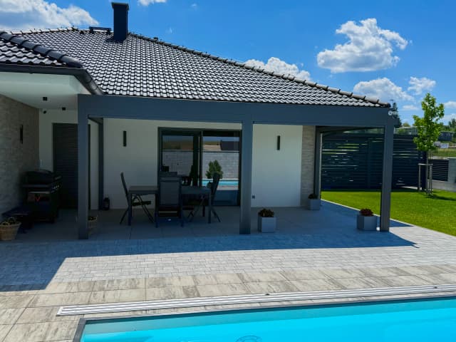 Bioklimatická pergola v Klatovech – pohled na pergolu z boku 1