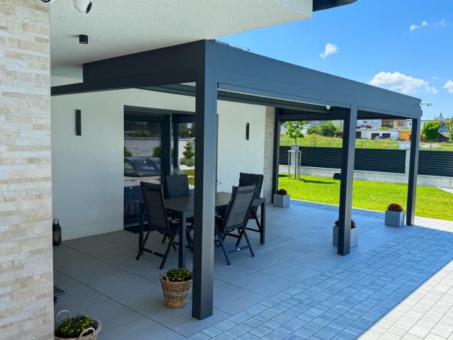Bioklimatická pergola v Klatovech – pohled na pergolu z boku 2